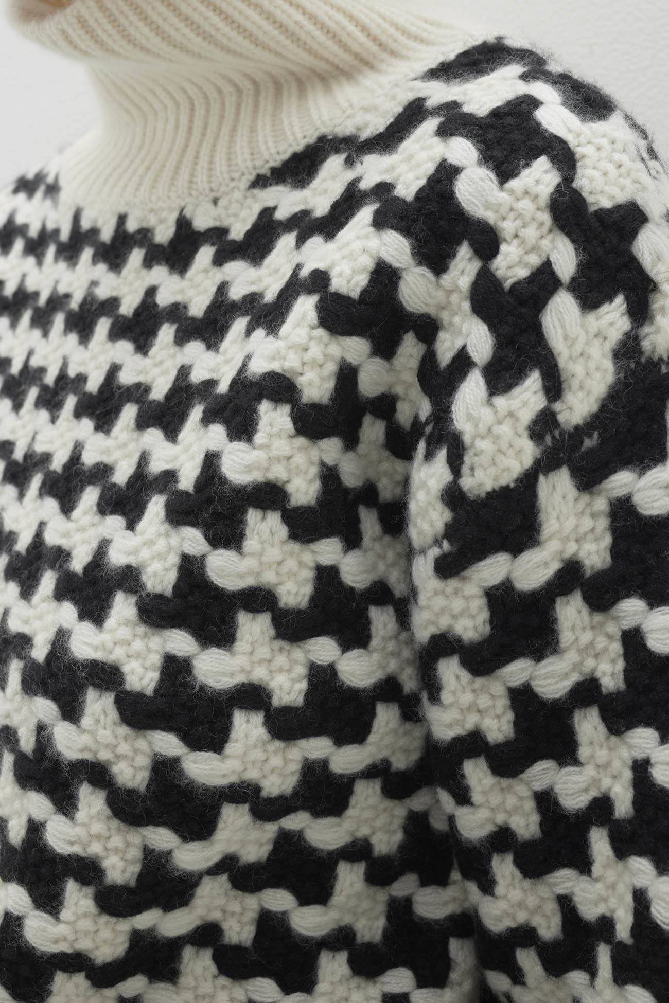 IRIS HOUNDSTOOTH CASHMERE TURTLENECK